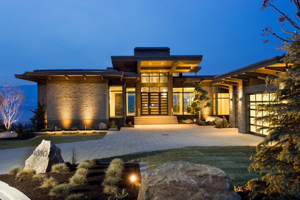Flood Lights vs. Spotlights: Which is Best for Your Outdoor Lighting Needs?