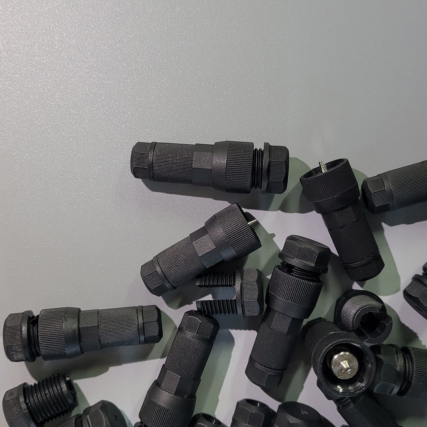 Low voltage outdoor light connector kit, including 20 connectors for 14-20 AWG wires and 30 electrical end caps, providing a tight and secure seal to protect against moisture and debris.