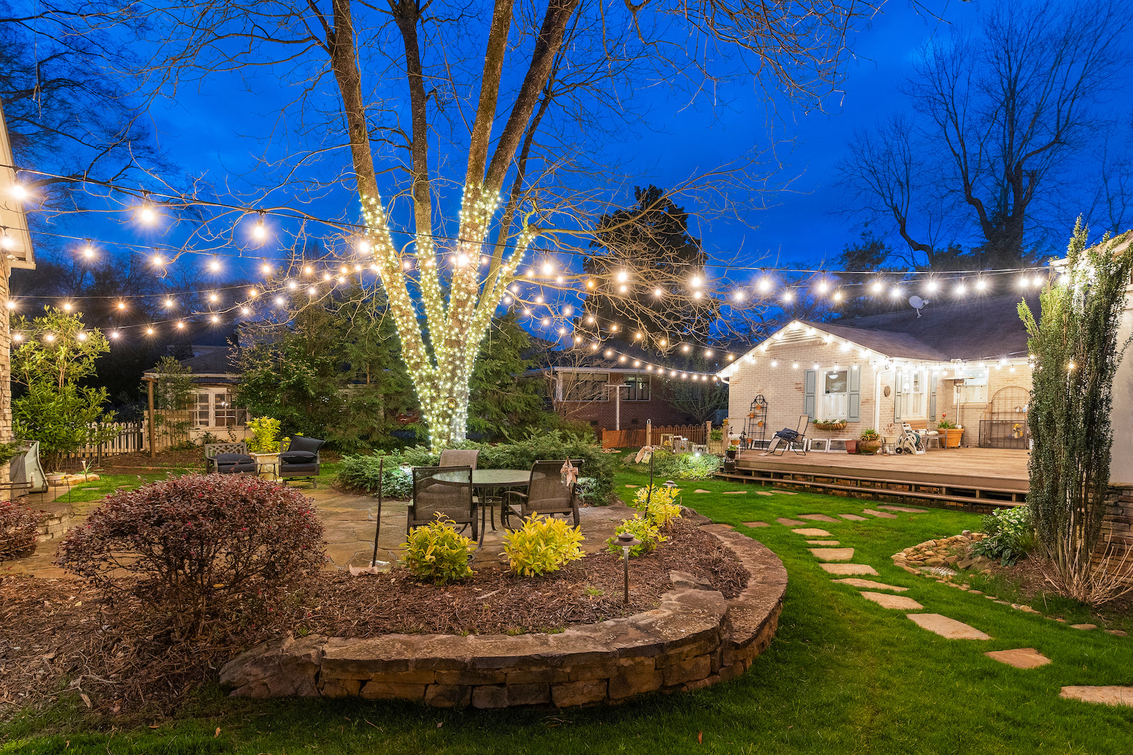 Lights For Privacy Fence: 5 Lighting Options & 10 Awesome Ideas